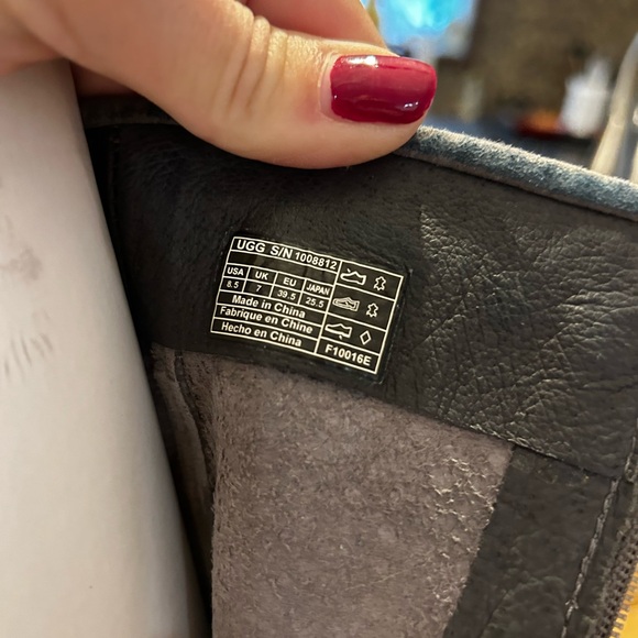 Ugg mammoth gray fringed boots size 8.5 - Picture 4 of 6